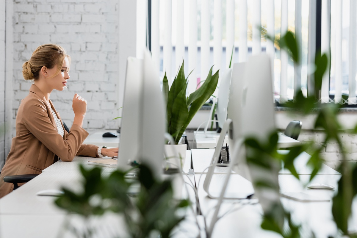 A l'occasion de la Journée Internationale des Forêts, le 21 mars, pourquoi ne pas inciter vos salariés à végétaliser leur espace de travail ? Cela permet de réduire le stress et d'augmenter la créativité et la productivité ! - Depositphotos.com, AndrewLozovyi