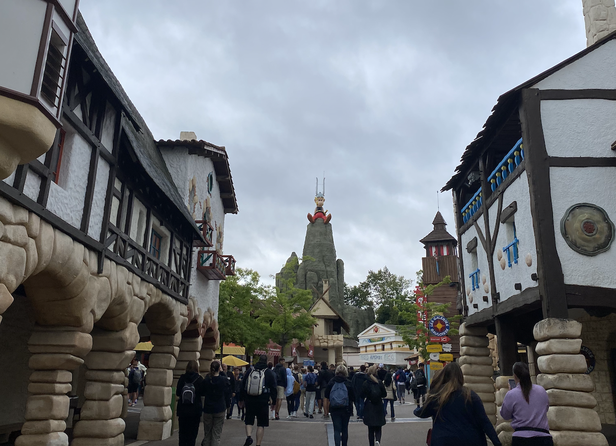 À partir de mi-mai 2025, le Parc Astérix élargira sa zone gauloise avec une nouvelle attraction inspirée de l'univers de Cétautomatix - ©AmeliaBrille