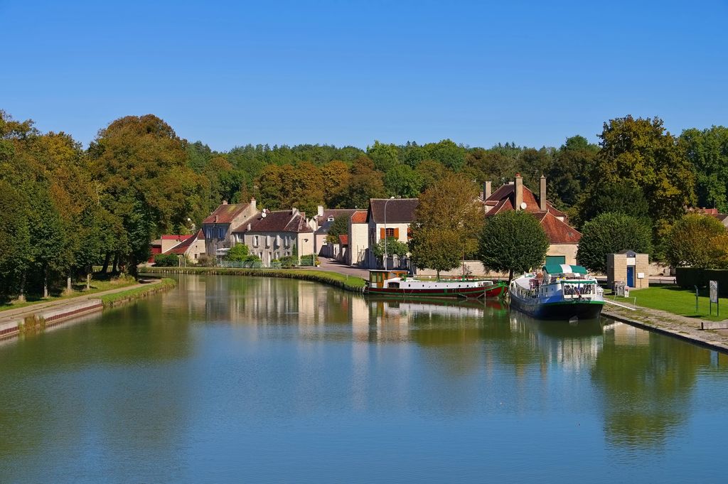 Le canal de Bourgogne fait partie des voies navigables sur lesquelles naviguent Le Boat - DepositPhotos.com, @ Kassandra2