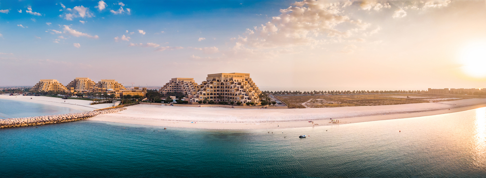 La plage de l'île Marjan et le front de mer sur l'émirat de  Ras al Khaimah émirat (© Deposit Photos)