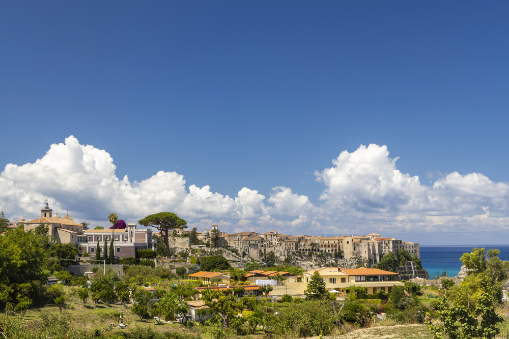 En Calabre, la ville de Tropea offre une vue extraordinaire depuis ses falaises (© phb.cz / Deposit Photos)