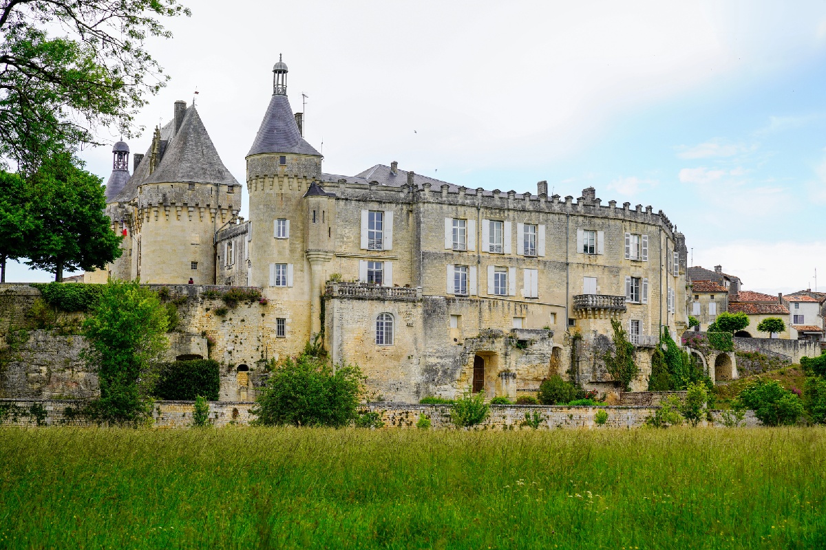 Le château de Jonzac en Charente-Maritime - Depositphotos.com Auteur OceanProd