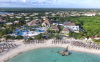 Le Bahia Principe Luxury Akumal propose un service exclusif de bar sur la plage et au bord de la piscine, ainsi qu’un accès illimité aux restaurants à la carte du complexe © Bahia Principe Hotels & Resorts 