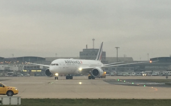 Air France : le premier Boeing 787 se pose à Paris CDG (Vidéo)