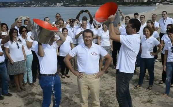 Ice Bucket Challenge : Pascal de Izaguirre (TUI) relève le défi de l'Oncle Dom (VIDEO)