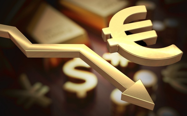 L'euro continue de baisser face au dollar