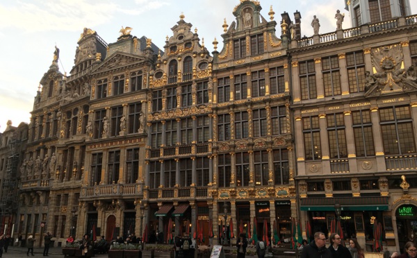 Voyage Bruxelles : il y a de fortes chances que l’on soit happé dans ce « Bruxelles 1000 » par le flux des visiteurs convergeant vers Grand-Place - Photo JFR
