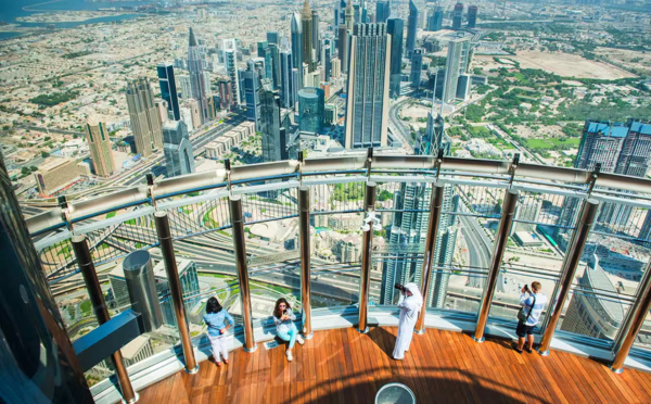 Vue des tours de Dubaï depuis le sommet de la plus haute d'entre elles, la célèbre Burj Khalifa (© Exclusively Yours)