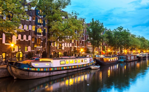 Tourisme urbain : les canaux d'Amsterdam la nuit - Depositphotos.com Auteur bloodua