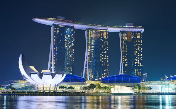 L’hôtel  s’inscrit dans un imaginaire éclectique composé à la fois de luxe, de gestes architecturaux, de fonctionnalité, de confort, d’originalité, d’intimité. Ici, le Marina Bay Sands à Singapour - DepositPhotos.com, teamtime