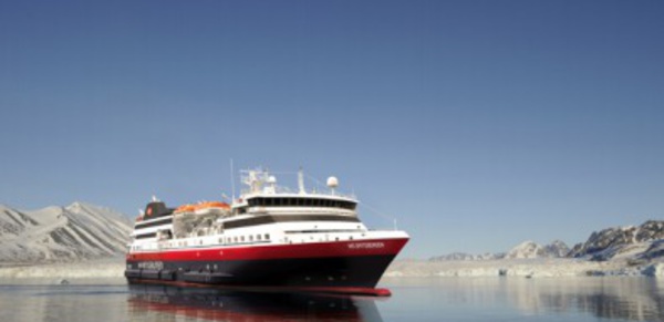 Hurtigruten : le nouveau navire d'exploration est baptisé MS Spitsbergen