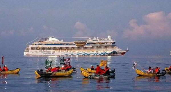 Marseille : des militants d’Extinction Rebellion ont bloqué 3 paquebots de croisière