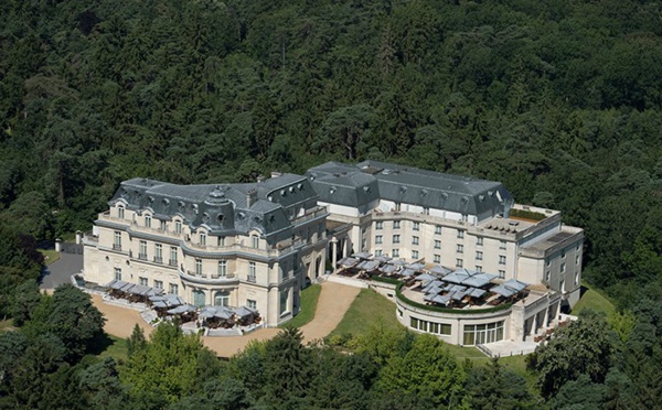 Un somptueux château de style Louis XVIe entouré de forêts (©IHG Hotels & Resorts)