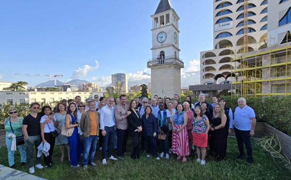 Les participants de la convention des EDV Centre - Est reçus par le Maire de Tirana et Mirela Kumbaro, Ministre du tourisme et de l'environnement d'Albanie - Photo CE