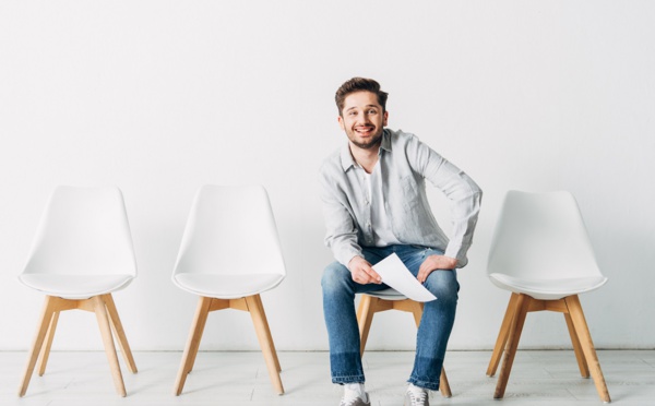 Les candidats évaluent attentivement des éléments tels que le salaire, les avantages sociaux, le type de travail proposé et l'environnement de travail perçu - Depositphotos.com  Auteur AndrewLozovyi