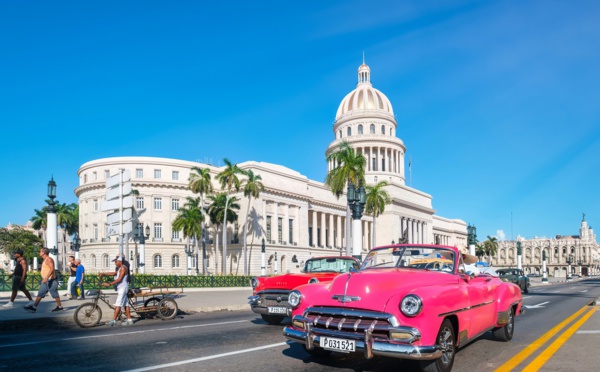 La voiture permet du porte-à-porte, elle favorise l’autonomie et la liberté. Elle est fonctionnelle. Elle est le véhicule familial idéal, permettant à la fois de conduire vers sa destination mais aussi une fois sur place - Depositphotos.com Auteur kmiragaya