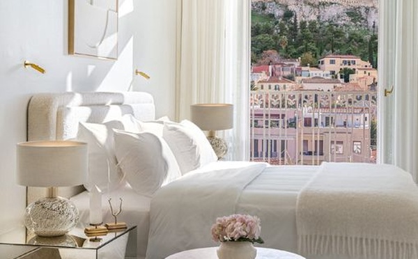 Une chambre avec vue sur l'Acropople d'Athènes de The Dolli (©Grecotel The Dolli)