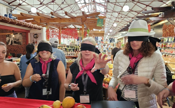 Dégustation de fruits à l'aveugle sur un étal du marché de Funchal @EDV Grand Est