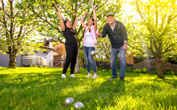 Quand je regarde les vacanciers du VVF de mon village, je vois des gens qui ne se connaissaient pas mais qui se parlent, jouent à la pétanque et au ping-pong ensemble, partagent une bière locale avec les habitants du village/ crédit Depositphotos.com 