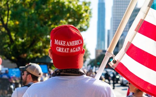 En proie à une frénésie de croissance, n’oublions pas que Trump 2, tient vraiment à tenir les promesses de son slogan : Make America Great Again - Depositphotos.com BryanRoschetzky3@gmail.com