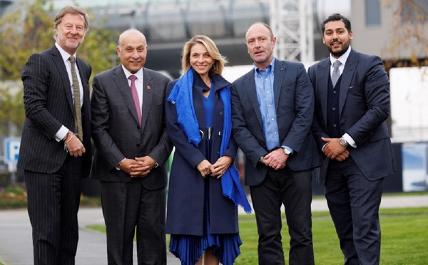 Sébastien Bazin, Président-Directeur général Groupe Accor, Surinder Arora, Fondateur et Président du Groupe Arora, Maud Bailly, Directrice générale de Sofitel, Sofitel Legend, MGallery et Emblems, Kenny Jacobs, PDG de daa et Sanjay Arora, Directeur des opérations du Groupe Arora - Photo Accor