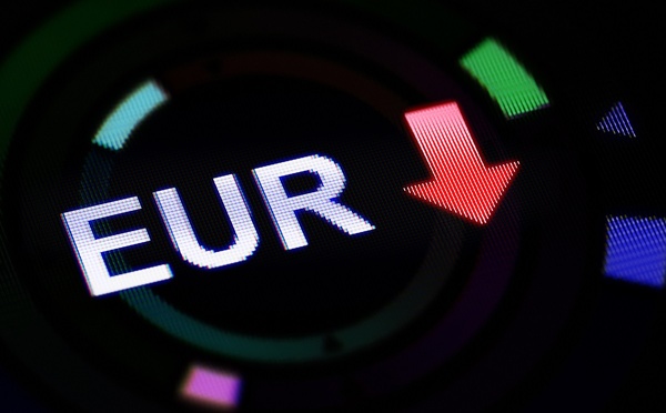 L’EUR/USD chute aussi, avec une perte hebdomadaire de 3,8% - Depositphotos.com Auteur PirenX