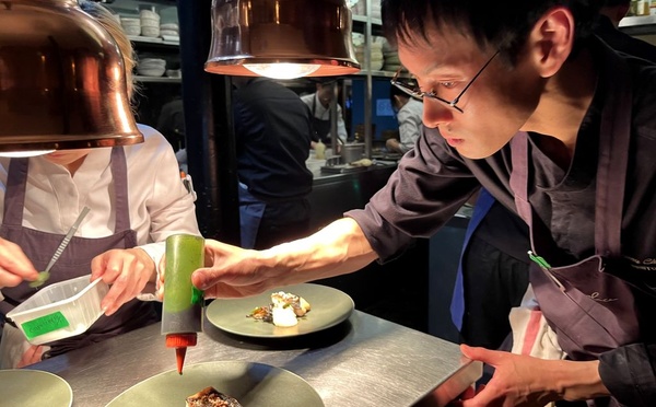 Le chef  Kazuma Chikuda en train de dresser le plat de poisson servi au dîner parisien de la préfecture de Nagano (©Paula Boyer)