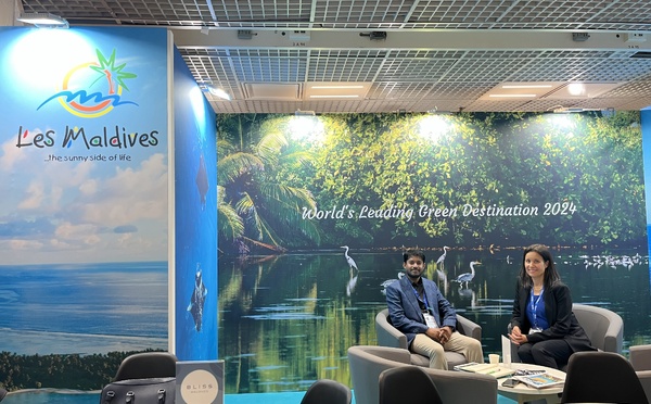 Ibrahim Shiuree sur le stand des Maldives en compagnie de Mareva Maiti, directrice du pôle tourisme de Aviareps (@PB)