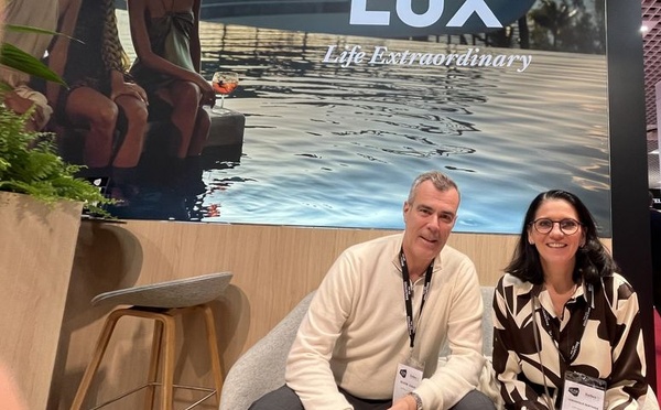 Olivier Chavy, PDG de The Lux Collective, en compagnie de Véronique Berthier, vice-présidente ventes et marketing Europe sur le stand du groupe à l’ILTM de Cannes (©PB)