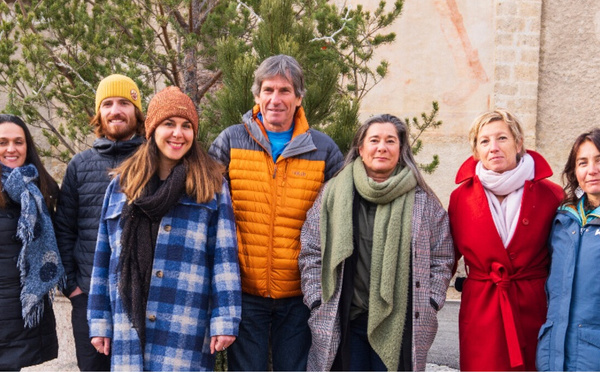 De gauche à droite : Halima Boudjahfa, Responsable Administrative et Comptable ; Maxence Clémençon, Responsable Animations ; Cynthia Rezgui, Chargée de communication et Attachée de presse ; Jean-Marie Jourdan, Président ; Sophie Isnard, Responsable Accueil & Qualité ; Catherine Jolibert, Directrice ; Juliette Bisiaux, Responsable Marketing et Communication - Photo : Office du Tourisme du Pays des Écrins