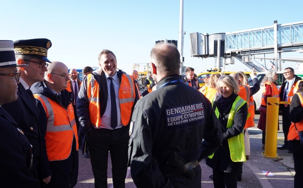 A l'aéroport de CDG le lundi 13 janvier. Le ministre des transports Philippe Tabarot avec à droite Anne Rigail. Photo : C.Hardin