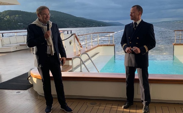 Ponant prend une participation majoritaire dans Aqua Expeditions. Hervé Gastinel à gauche et Malo Bessec Commandant à bord du Champlain. - Photo CE