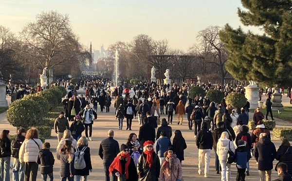 Blue Monday ? ... Même les JO - dont on ne cessera jamais de vanter la réussite – ont paradoxalement envoyé des signaux contradictoires , incitant indirectement les visiteurs à s’agglutiner toujours davantage le long de la Seine ou sur le Pont des Arts, à explorer les Tuileries à la recherche d’une vasque olympique envolée.  @T.beaurepère