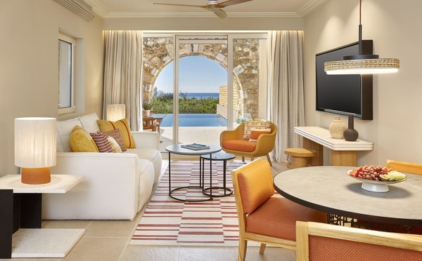 Le salon, avec vue sur la mer, d'une suite Premium Infinity du Westin Resort Costa Navarino (©Costa Navarino)