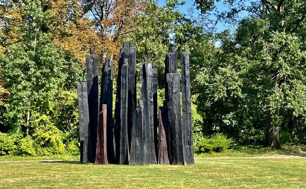 Outre les expositions de créateurs contemporains dans les dépendances du château, le parc du domaine et notamment les prés du Goualoup accueillent des créations contemporaines de manière permanente. Ici, une œuvre de Christian Lapie (© PB)