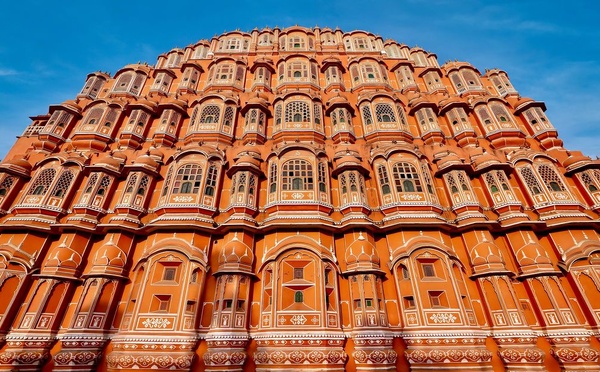 La façade en grès rose et rouge du "Palais des vents" de Jaipur, est une des merveilles de l'architecture radjpoute - DepositPhotos.com, CherylRamalho