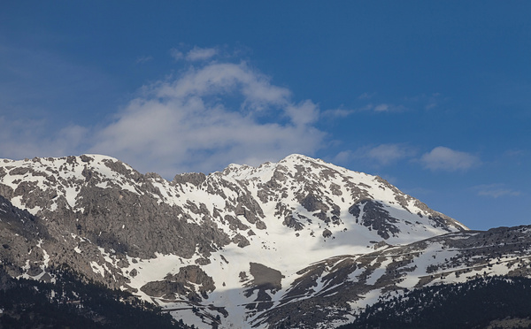 C'est au coeur du Mont Parnasse (ici, ses sommets enneigés) que se niche Elatos Resort (© Deposit Photos)