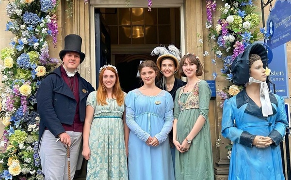 Un must : se vêtir à la mode de l'époque victorienne. Ici, les visiteurs posent devant le Jane Austen Center, à Bath (©Jane Austen Center)