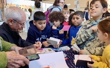 Leçon de dessin donnée aux collégiens lors du rendez-vous international du carnet de voyage. A tour de rôle, les carnettistes animent des ateliers - Photo : Jean-Louis Gorce